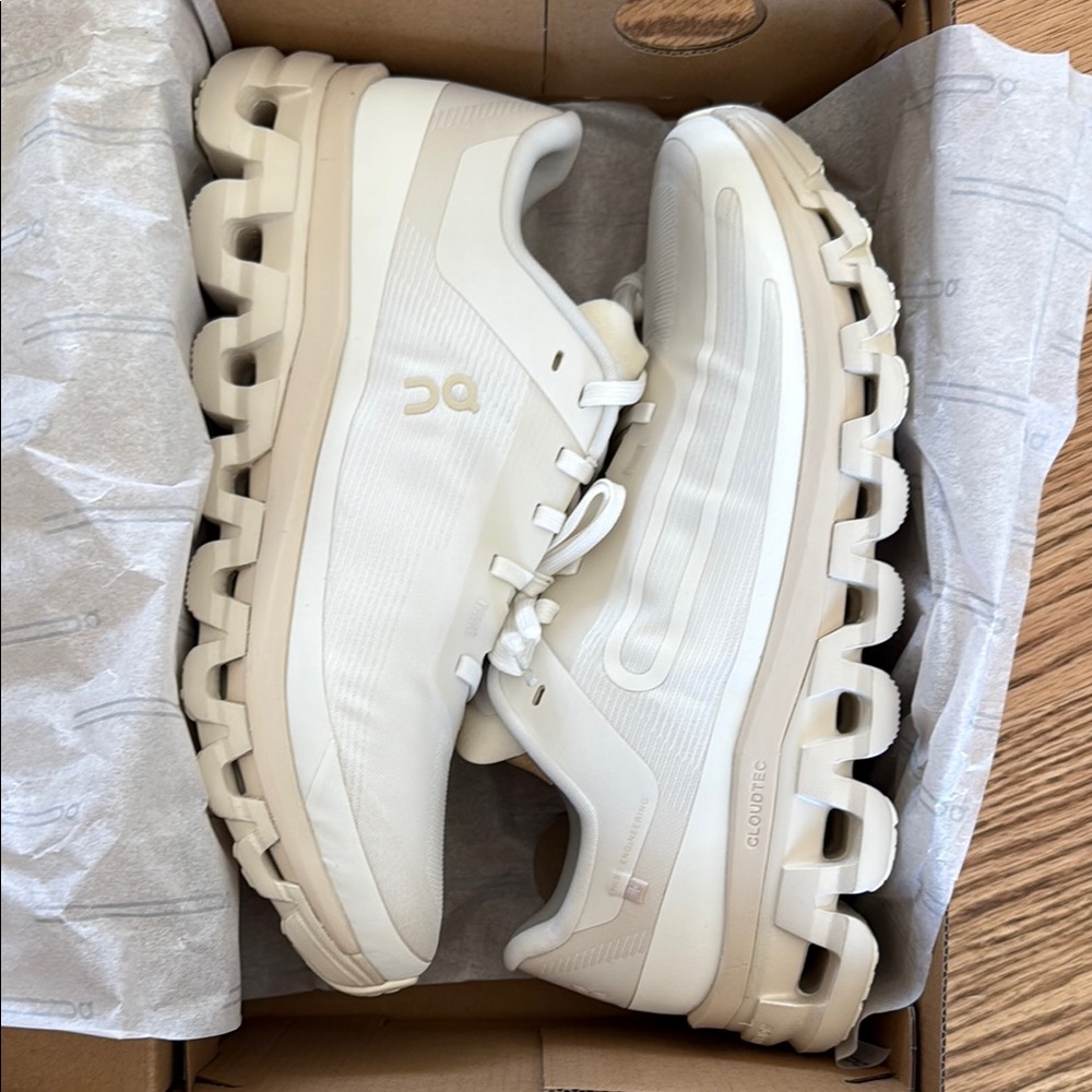 On Cloud White and Cream Cloudflow 4IKON
